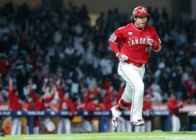 25일 오후 경남 창원시 마산회원구 양덕동 창원NC파크에서 열린 프로야구 '2023 신한은행 SOL KBO 포스트시즌' 준플레이오프 3차전 NC 다이노스와 SSG 랜더스의 경기 2회초 2사 만루 상황 SSG 최정이 만루 홈런을 날린 뒤 베이스를 돌고 있다. 2023.10.25/뉴스1 ⓒ News1 박정호 기자