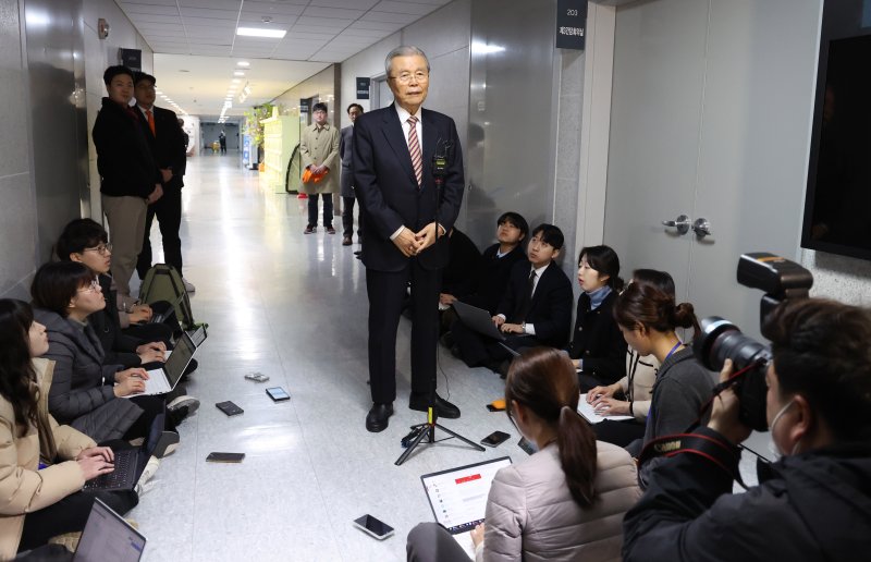 김종인 개혁신당 공천관리위원장이 7일 오전 국회에서 공관위회의 도중 나와 취재진 질문에 답변하고 있다. 뉴시스