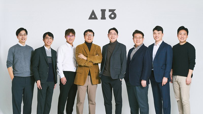 AI3 표철민 대표(오른쪽 네번째)를 비롯해 신임 경영진들이 새로운 사명을 공개, 기념촬영을 하고 있다. AI3 제공
