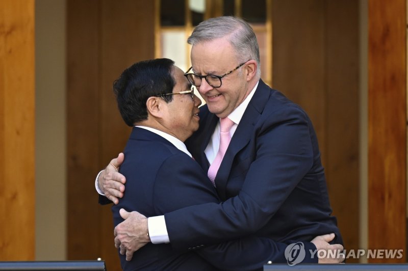 포옹하는 호주 베트남 총리 (출처=연합뉴스)