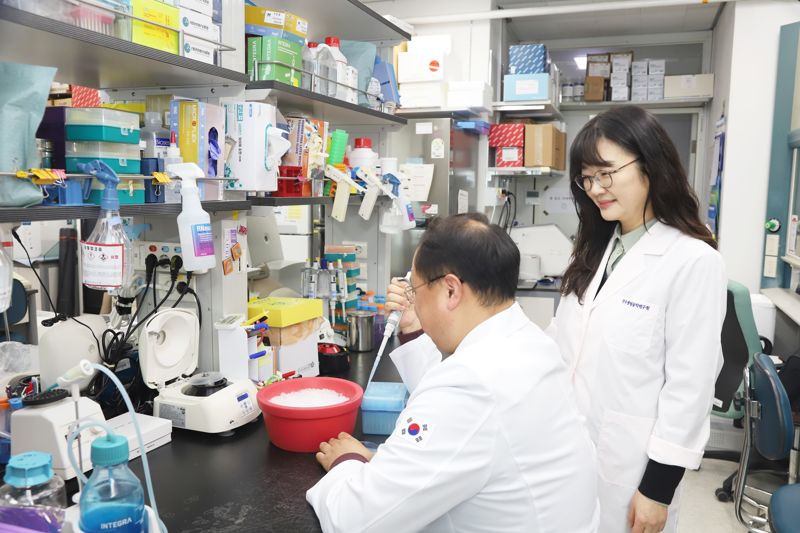 한국생명공학연구원 손미영 줄기세포융합연구센터장(오른쪽)이 권오만 박사와 함께 줄기세포 배양 실험을 하고 있다. 생명공학연구원 제공