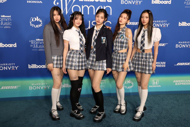 NewJeans attend the Billboard Women in Music Awards in Inglewood, California, U.S., March 6, 2024. REUTERS/Mario Anzuoni /REUTERS/뉴스1 /사진=뉴스1 외신화상