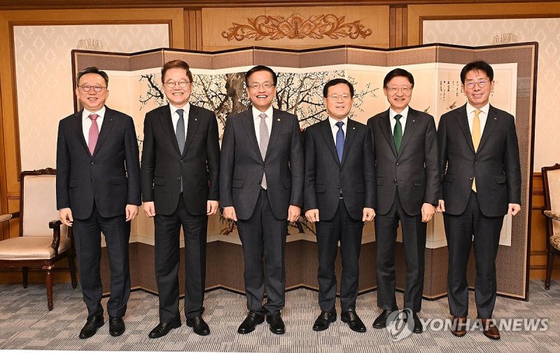 5대 은행장 만난 최 부총리 "기업 밸류업 위해 외환시장 구조개선 적극 역할해달라"