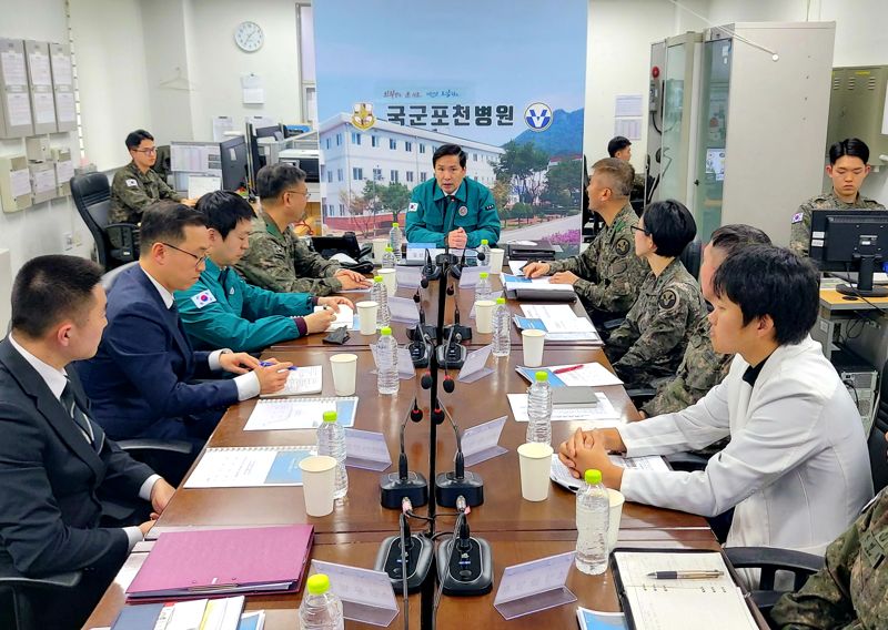 김선호 국방부차관이 7일, 국군포천병원을 방문해 병원장(대령 나종수)과 의료진에게 민간인 환자 진료 지원태세 유지 및 장병 진료 여건 보장을 강조하고 있다. 사진=국방부 제공