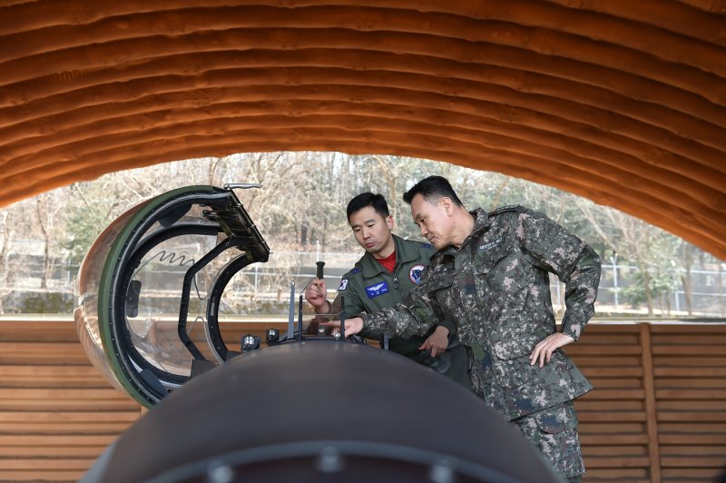 김명수 합동참모의장이 지난달 9일 공군 8전투비행단을 방문해 KA-1 항공기의 작전태세를 점검하고 있다. 사진=합동참모본부 제공