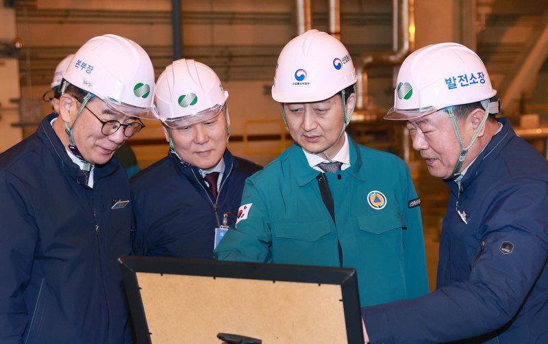 안덕근 산업통상자원부 장관(왼쪽 세번째)이 7일 부산 기장군 고리원자력본부를 방문해 주요 시설을 살펴보고 있다. 산업통상자원부 제공