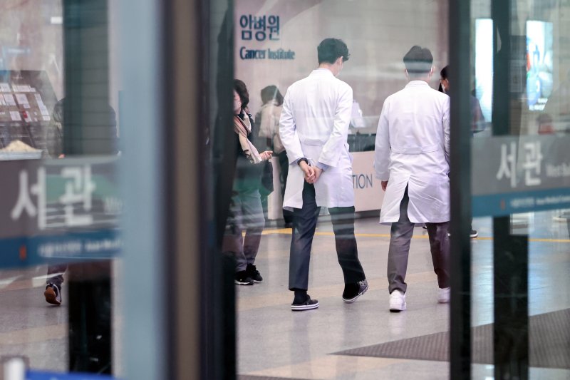 7일 오전 서울의 한 종합병원 로비에서 의사들이 오가고 있다. 2024.3.7/뉴스1 ⓒ News1 민경석 기자 /사진=뉴스1