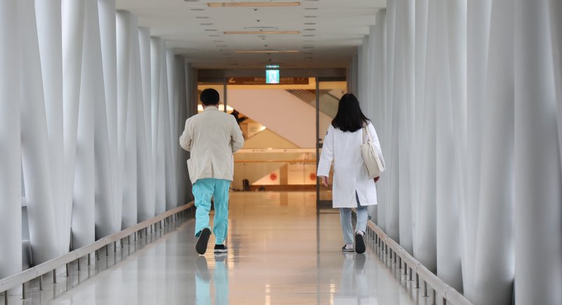 서울의 한 대형병원에서 의료진들이 걸어가고 있다. 2024.2.20/뉴스1 ⓒ News1 김민지 기자