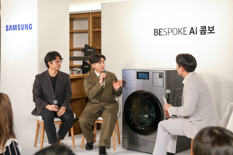 삼성전자 직원과 가수 브라이언(가운데)이 비스포크 AI 콤보 제품을 소개하는 토크쇼를 진행하고 있다. 삼성전자 제공