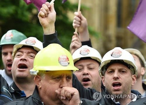 시위 중인 영국 노동자들 [EPA=연합뉴스]