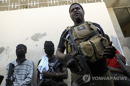 '무법천지' 아이티, 주요항구 폐쇄…의약품 동나 보건 붕괴 위기 지난 5일(현지시간) 기자회견하는 아이티 갱단 수장 지미 '바비큐' 셰리지에 [로이터=연합뉴스]
