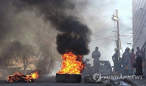'무법천지' 아이티, 주요항구 폐쇄…의약품 동나 보건 붕괴 위기 아이티 교도소 인근서 불타는 타이어 [AFP=연합뉴스]