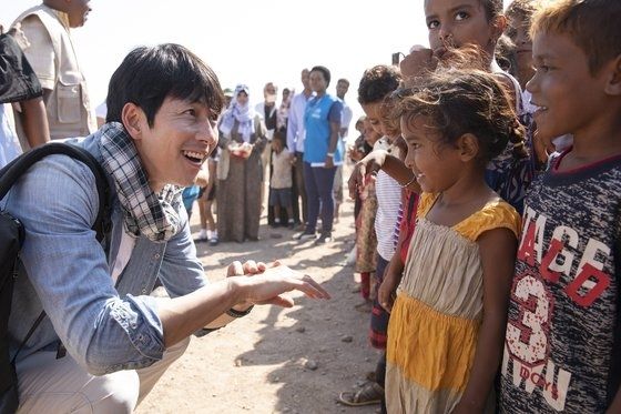 유엔 난민기구(UNHCR) 친선대사 배우 정우성이 아프리카 지부티에 있는 마르카지 예멘 난민 캠프에 도착해 아이들과 인사를 나누고 있다. /사진=유엔 난민기구 제공