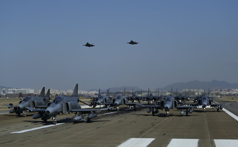 8일 경기 수원시 공군 수원기지에서 2024 자유의 방패(FS) 연습과 연계해 F-4E 팬텀(Phantom)을 필두로 30여 대의 공군 전투기들이 엘리펀트 워크(Elephant Walk)' 훈련을 진행, F-35A 스텔스 전투기 2대가 대형 위를 저공비행(Low Pass) 하고 있다.<div id='ad_body3' class='mbad_bottom' ></div> 사진=공군 제공