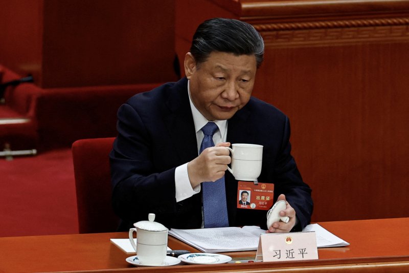 중국의 시진핑 국가주석이 8일 중국 베이징 인민대회당에서 열린 2024년 전국인민대표대회(전인대)에 참석해 차를 마시고 있다.로이터뉴스1
