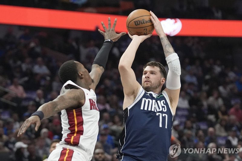 슛하는 돈치치 Dallas Mavericks guard Luka Doncic (77) shoots against Miami Heat guard Terry Rozier, left, during the first half of an NBA basketball game in Dallas, Thursday, March 7, 2024. (AP Photo/LM Otero)