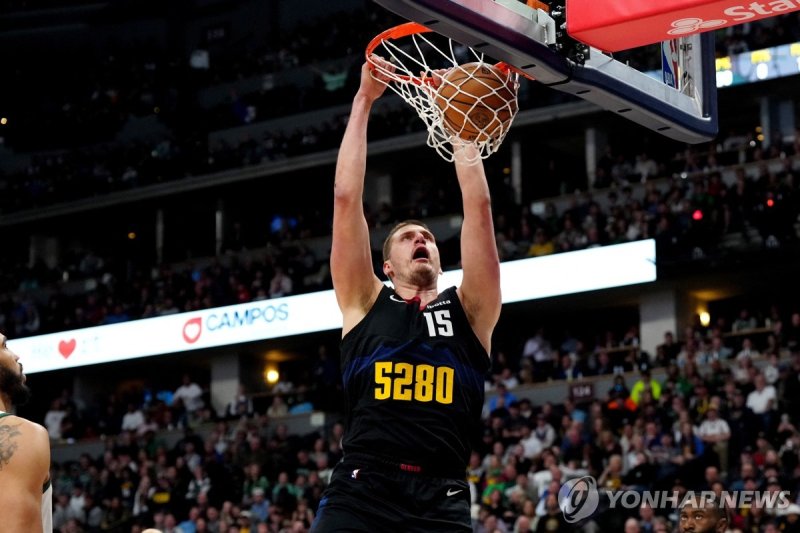 요키치, 덩크 Mar 7, 2024; Denver, Colorado, USA; Denver Nuggets center Nikola Jokic (15) finishes off a basket in the first quarter against the Boston Celtics at Ball Arena. Mandatory Credit: Ron Chenoy-USA TODAY Sports