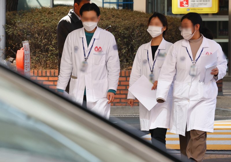 8일 오후 서울 시내 한 대학병원에서 근무 중인 의사들의 모습./사진=뉴시스