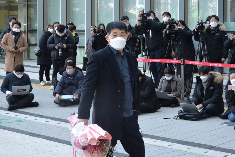 이춘재 연쇄살인 8차 사건의 범인으로 몰려 20년간 억울한 옥살이를 한 윤성여(53)씨가 2020년 12월 17일 오후 수원지방법원 형사법정에서 열린 재심 선고공판에서 32년 만에 무죄를 선고받은 후 감격하고 있다. 2020.12.17/뉴스1 ⓒ News1 사진공동취재단