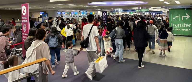 지난달 1일 인천공항 입국장에는 일본을 다녀온 여객들로 북적이고 있다. 뉴시스.