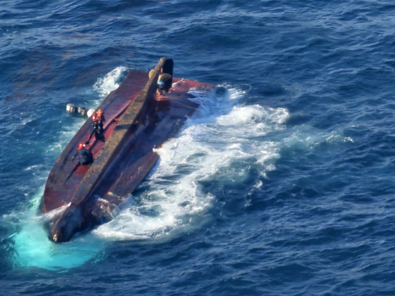 통영해양경찰서가 9일 오전 통영시 욕지도 남방 37해리 해상에서 전복된 29t급 근해연승어선 A호 선체를 수색하고 있다. 사진=뉴시스