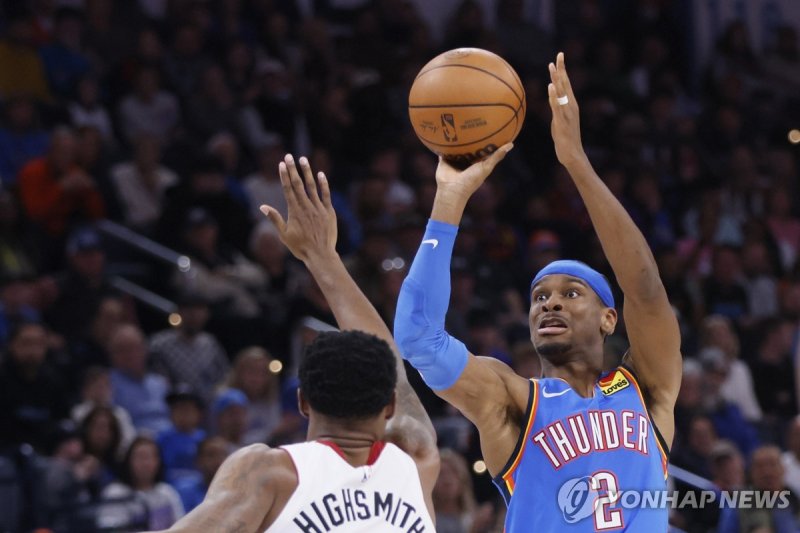 샤이 길저스 알렉산더 Oklahoma City Thunder guard Shai Gilgeous-Alexander (2) prepares to shoot over Miami Heat forward Haywood Highsmith, left, during the second half of an NBA basketball game Friday, March 8, 2024, in Oklahoma City. (AP Photo/Nate Billings)