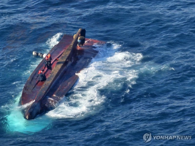 통영 해양경찰서 등이 9일 전복된 29t 어선에서 구조 작업을 하고 있다. 사진=연합뉴스
