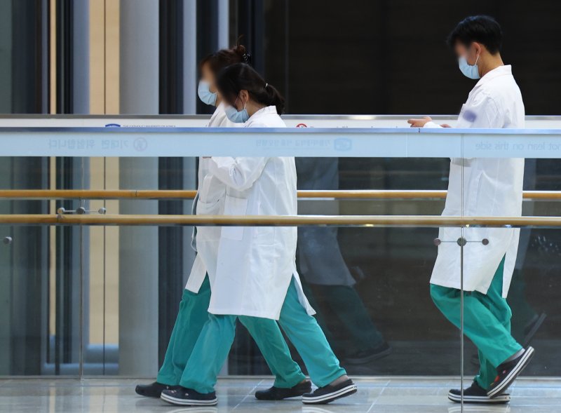 지난 8일 오후 서울 시내 한 대학병원에서 근무 중인 의사들의 모습. /사진=뉴시스