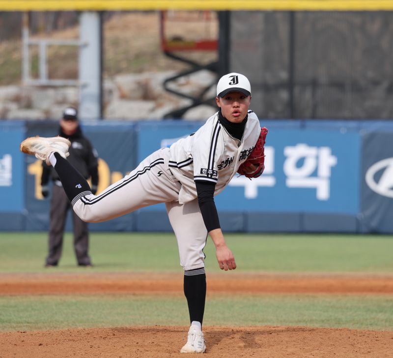 ‘최대어’ 정우주, 일단 국내 잔류로 가닥 … “좋은 오퍼 들어갔지만, 선수 의지가 KBO” [전상일의 아마야구+]