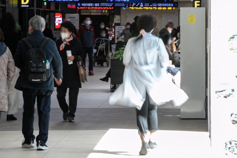 서울 시내의 한 대학병원에서 한 의료인이 분주하게 움직이고 있다. 사진=뉴스1