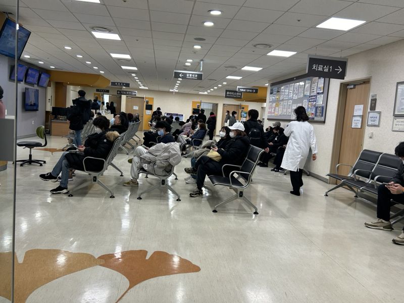 지난 8일 오전 가톨릭대 의대 산하의 서울성모병원 외래공간에서 환자들이 진료를 기다리고 있다. /사진=강명연 기자