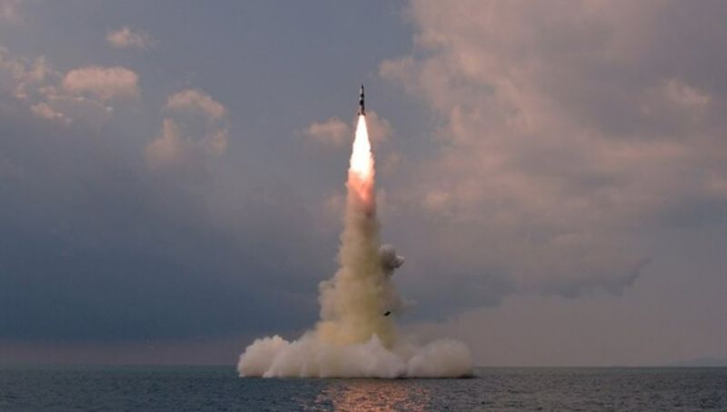 북한은 2021년 10월 수중에서 탄도미사일 시험 발사를 했다. 국가정보원은 이때 사용한 ‘콜드런처’ 기술이 실은 우리나라 대우조선해양에서 해킹으로 탈취한 기술이라고 분석했다. 사진=조선중앙통신 캡처