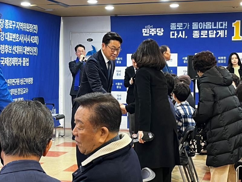 지난 9일 더불어민주당 곽상언 후보가 서울 종로구 창신동에 위치한 선거사무소에서 선거캠프 개소식을 열고, 지지자들을 만나고 있다. 사진=김찬미 기자.
