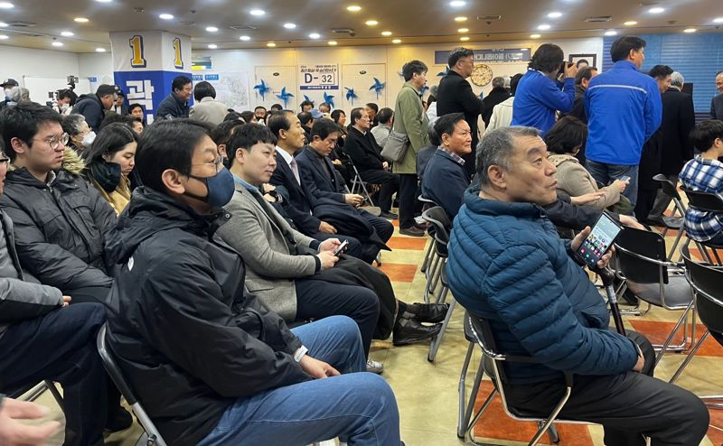 지난 9일 서울 종로구 소재 더불어민주당 곽상언 후보의 선거캠프를 찾은 지지자들이 개소식을 기다리고 있다. 사진=김찬미기자