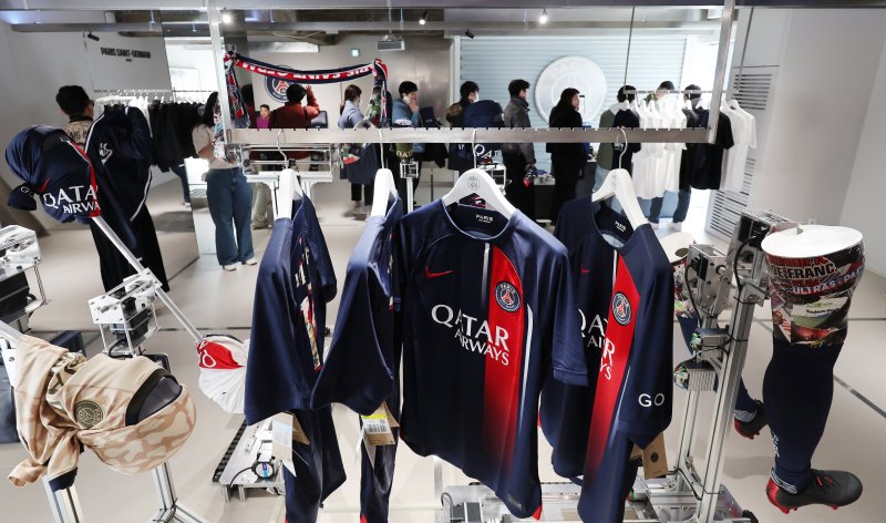[서울=뉴시스] 김진아 기자 = 10일 서울 강남구 신사동에 마련된 파리생제르맹(PSG) 공식 플래그십 스토어를 찾은 시민들이 유니폼을 살펴보고 있다. 총 3개의 층으로 이루어진 PSG 공식 플래그십 스토어는 각 층마다 특색을 부여, 방문하는 팬들에게 다채로운 경험을 제공할 예정이다. 스토어의 1층은 카페와 바 공간으로 식음 서비스를 선보이며, 2-3층은 팀 라커룸과 경기장을 모티브로 구성된 스토어로 운영, 구단 공식 제품들을 비롯해 국내 브랜드와의 콜라보 제품들이 판매된다. 2024.03.10. bluesoda@newsis.com