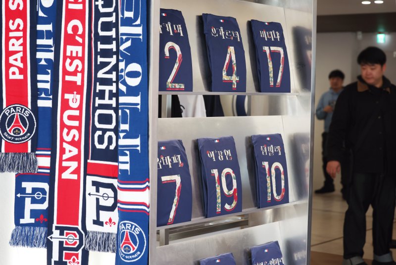 [서울=뉴시스] 김진아 기자 = 10일 서울 강남구 신사동에 마련된 파리생제르맹(PSG) 공식 플래그십 스토어를 찾은 시민들이 유니폼을 살펴보고 있다. 총 3개의 층으로 이루어진 PSG 공식 플래그십 스토어는 각 층마다 특색을 부여, 방문하는 팬들에게 다채로운 경험을 제공할 예정이다. 스토어의 1층은 카페와 바 공간으로 식음 서비스를 선보이며, 2-3층은 팀 라커룸과 경기장을 모티브로 구성된 스토어로 운영, 구단 공식 제품들을 비롯해 국내 브랜드와의 콜라보 제품들이 판매된다. 2024.03.10. bluesoda@newsis.com