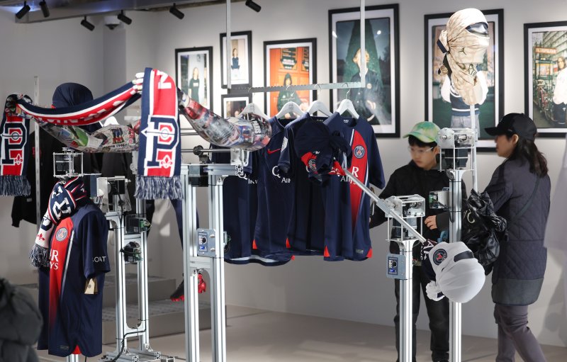 [서울=뉴시스] 김진아 기자 = 10일 서울 강남구 신사동에 마련된 파리생제르맹(PSG) 공식 플래그십 스토어를 찾은 시민들이 유니폼을 살펴보고 있다. 총 3개의 층으로 이루어진 PSG 공식 플래그십 스토어는 각 층마다 특색을 부여, 방문하는 팬들에게 다채로운 경험을 제공할 예정이다. 스토어의 1층은 카페와 바 공간으로 식음 서비스를 선보이며, 2-3층은 팀 라커룸과 경기장을 모티브로 구성된 스토어로 운영, 구단 공식 제품들을 비롯해 국내 브랜드와의 콜라보 제품들이 판매된다. 2024.03.10. bluesoda@newsis.com
