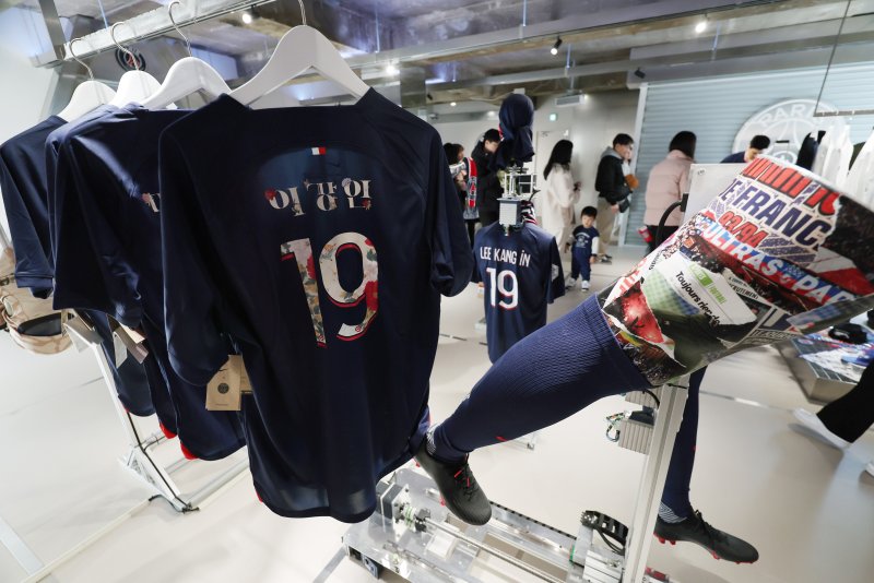 [서울=뉴시스] 김진아 기자 = 10일 서울 강남구 신사동에 마련된 파리생제르맹(PSG) 공식 플래그십 스토어를 찾은 시민들이 유니폼을 살펴보고 있다. 총 3개의 층으로 이루어진 PSG 공식 플래그십 스토어는 각 층마다 특색을 부여, 방문하는 팬들에게 다채로운 경험을 제공할 예정이다. 스토어의 1층은 카페와 바 공간으로 식음 서비스를 선보이며, 2-3층은 팀 라커룸과 경기장을 모티브로 구성된 스토어로 운영, 구단 공식 제품들을 비롯해 국내 브랜드와의 콜라보 제품들이 판매된다. 2024.03.10. bluesoda@newsis.com