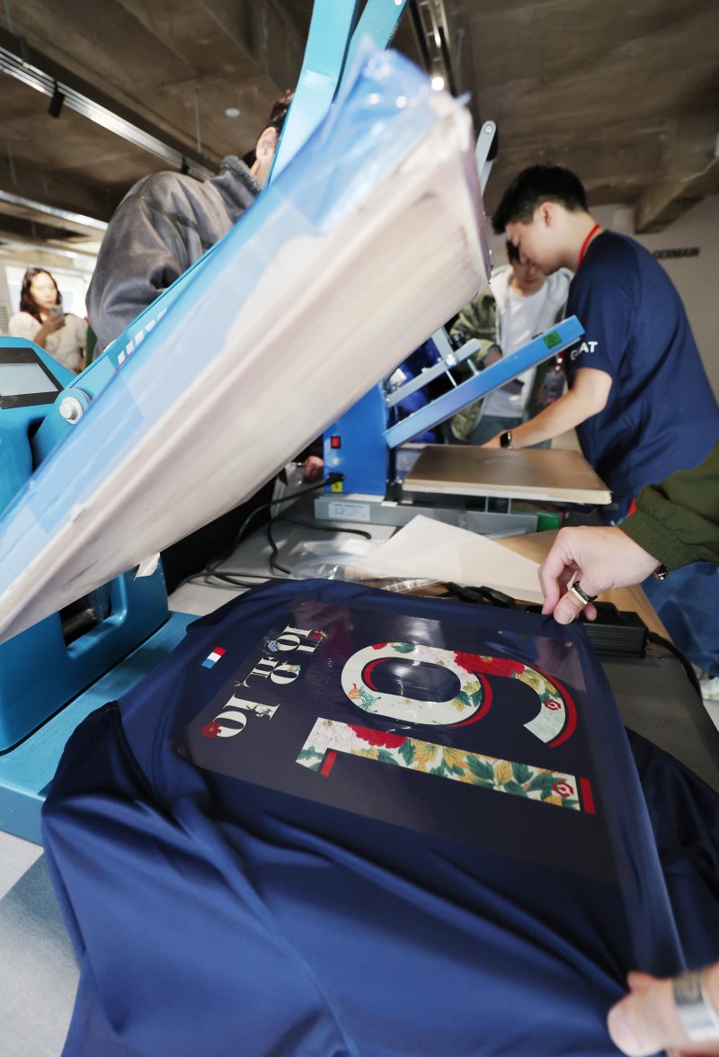 [서울=뉴시스] 김진아 기자 = 10일 서울 강남구 신사동에 마련된 파리생제르맹(PSG) 공식 플래그십 스토어를 찾은 시민들이 이강인 한글 유니폼을 구매하고 있다. 총 3개의 층으로 이루어진 PSG 공식 플래그십 스토어는 각 층마다 특색을 부여, 방문하는 팬들에게 다채로운 경험을 제공할 예정이다. 스토어의 1층은 카페와 바 공간으로 식음 서비스를 선보이며, 2-3층은 팀 라커룸과 경기장을 모티브로 구성된 스토어로 운영, 구단 공식 제품들을 비롯해 국내 브랜드와의 콜라보 제품들이 판매된다. 2024.03.10. bluesoda@new