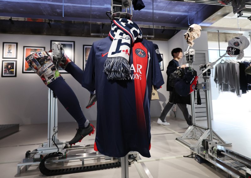 [서울=뉴시스] 김진아 기자 = 10일 서울 강남구 신사동에 마련된 파리생제르맹(PSG) 공식 플래그십 스토어를 찾은 시민들이 유니폼을 살펴보고 있다. 총 3개의 층으로 이루어진 PSG 공식 플래그십 스토어는 각 층마다 특색을 부여, 방문하는 팬들에게 다채로운 경험을 제공할 예정이다. 스토어의 1층은 카페와 바 공간으로 식음 서비스를 선보이며, 2-3층은 팀 라커룸과 경기장을 모티브로 구성된 스토어로 운영, 구단 공식 제품들을 비롯해 국내 브랜드와의 콜라보 제품들이 판매된다. 2024.03.10. bluesoda@newsis.com