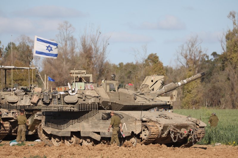 지난 10일(현지시간) 팔레스타인 가자지구와 이스라엘 남부 경계에서 이스라엘 병사들이 전차를 점검하고 있다.EPA연합뉴스