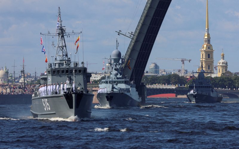 지난해 7월 30일 러시아 상트페테르부르크의 네바 강에서 러시아 해군 초계함들이 연례 해군의 날 퍼레이드를 하고 있다.로이터연합뉴스
