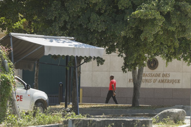 10일(현지시간) 아이티 수도 포르토프랭스에서 한 시민이 미국 대사관에 들어가고 있다.AP뉴시스
