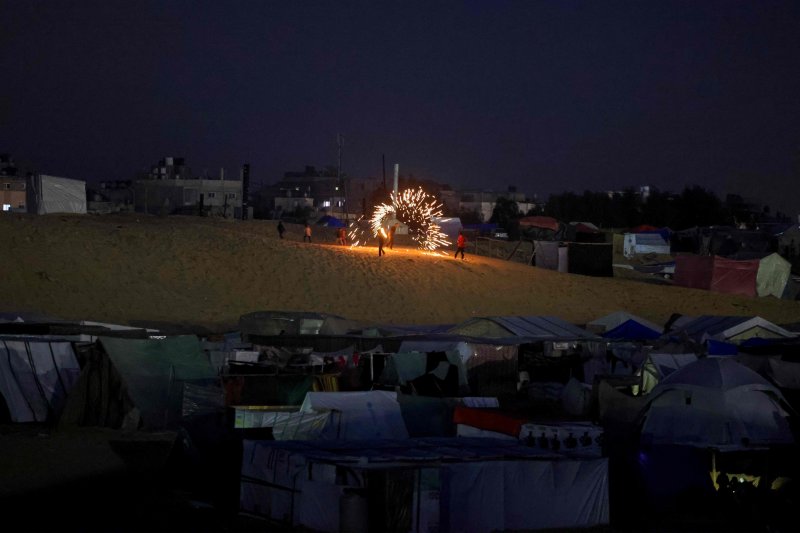이슬람 금식성월(라마단)을 하루 앞둔 10일(현지시간) 팔레스타인 가자지구 라파 지역의 난민촌에서 어린이들이 불꽃놀이를 하고 있다.AFP연합뉴스