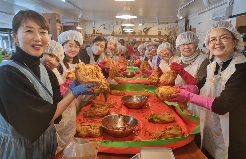 전남도는 문화체육관광부 주관 '2024 관광두레 지역협력 사업' 공모에 전국에서 유일하게 재선정돼 2년간 국비 5억원을 추가로 확보하게 됐다고 11일 밝혔다. 사진은 관광두레 '강진 발효담다'의 김장체험 프로그램 운영 모습. 전남도 제공