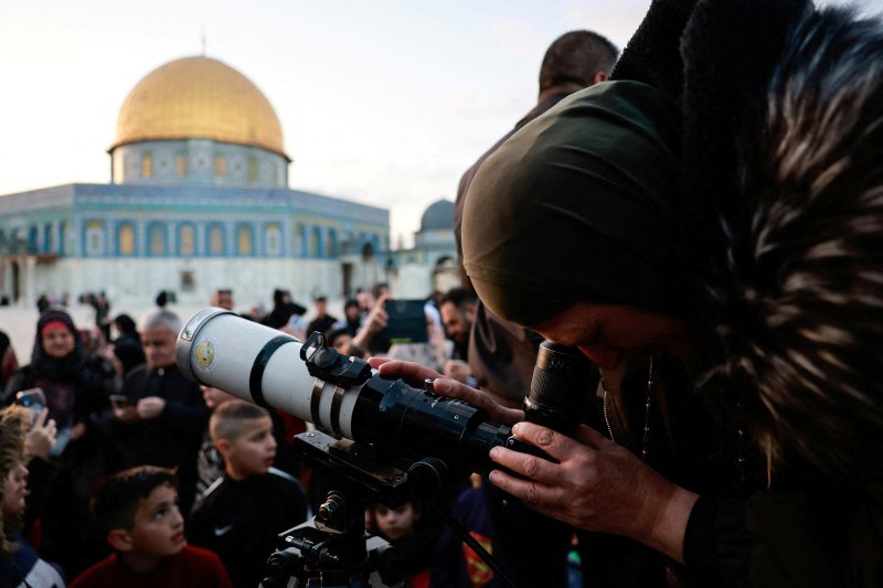 동예루살렘의 알 아크사 사원에서 10일(현지시간) 팔레스타인 천문학자들이 금식성월(라마단) 시작을 확정하기 위해 초승달을 관측하고 있다.로이터연합뉴스