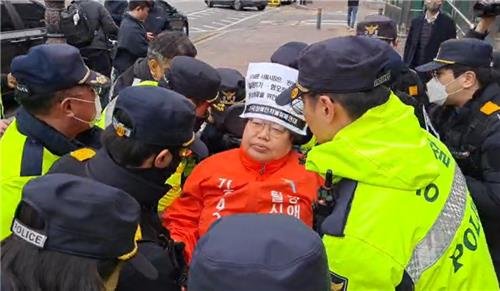 출근길 혜화역서 시위하던 전장연 활동가, 경찰 폭행해 체포