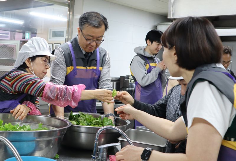 김영성 KB자산운용 대표가 지난 7일 명휘원 종로분원에서 임직원들과 함께 취약계층 어르신을 위한 배식봉사활동을 진행하고 있다. / 사진=KB자산운용 제공