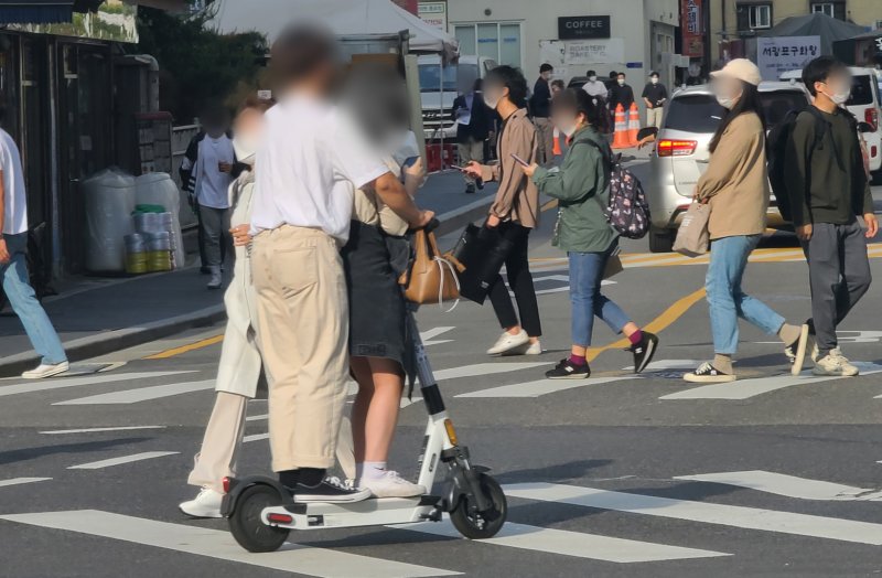 “전동킥보드 안전모 미착용에 2인 탑승 행태 여전”...운전자들 "관리·감독 강화해야"