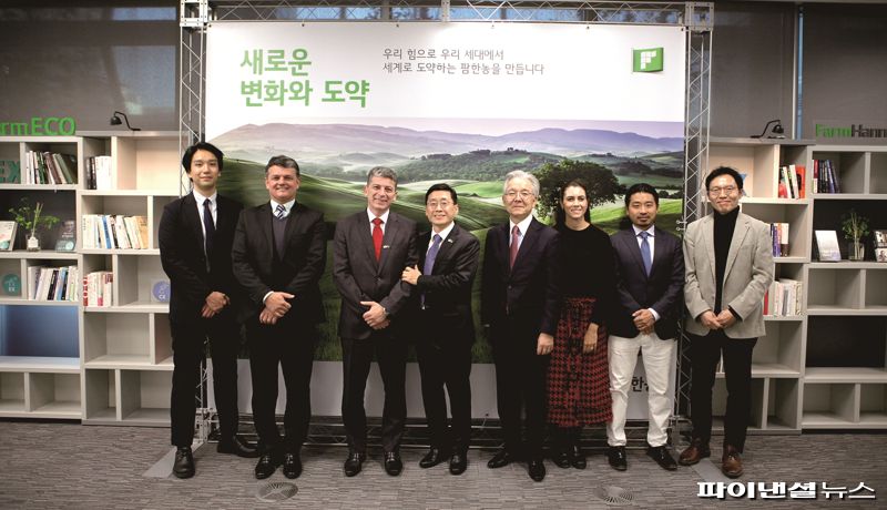 Kim Moo-yong (quarto a partir da esquerda), CEO da FarmHannong, tira foto comemorativa com Marcelo (terceiro a partir da esquerda), CEO da empresa brasileira de proteção de cultivos Orfinusa, no LG Science Park no dia 7.  Apresentado por FarmHannong